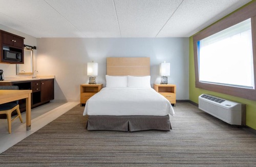 Wheat Ridge Hotel | Holiday Inn Express & Suites Wheat Ridge-Denver West by IHG