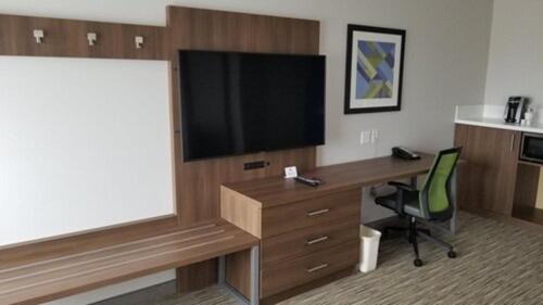 Lake Forest Hotel | Holiday Inn Express & Suites - Lake Forest by IHG