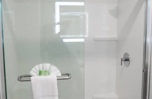 Lake Forest Hotel | Holiday Inn Express & Suites Lake Forest by IHG