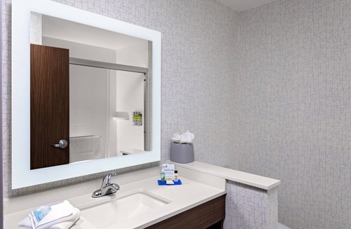 Madison Hotel | Holiday Inn Express & Suites Madison by IHG