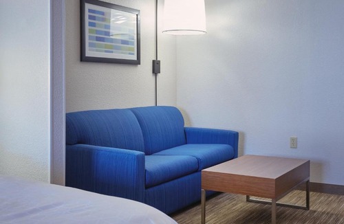 Akron Hotel | Holiday Inn Express & Suites Akron Regional Airport Area by IHG