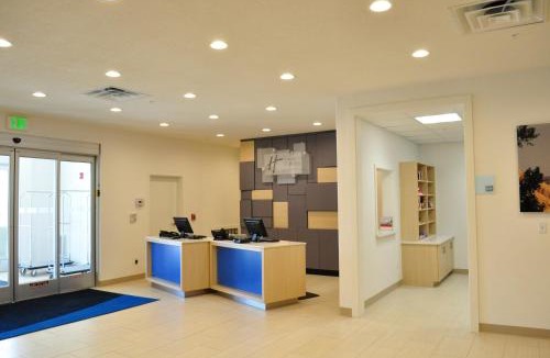 Price Hotel | Holiday Inn Express & Suites Price by IHG