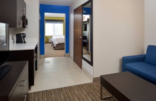 Pueblo Hotel | Holiday Inn Express & Suites Pueblo North by IHG