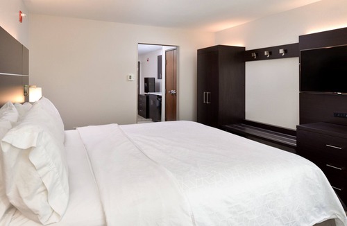 Pueblo Hotel | Holiday Inn Express & Suites Pueblo North by IHG