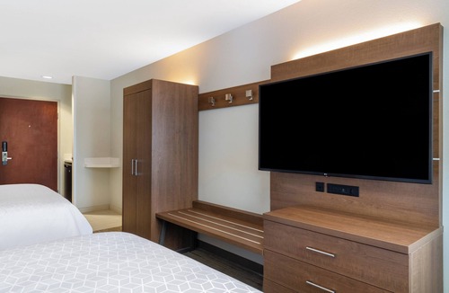 Southeast Colorado Springs Hotel | Holiday Inn Express Colorado Springs Airport by IHG