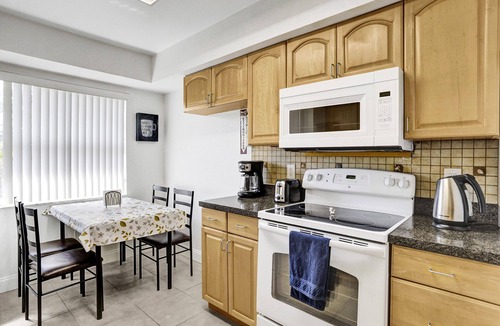 Hollywood South Central Beach House | Hollywood Beach Getaway – Walk to Broadwalk, Dining & Nightlife in 7 Minute Walk
