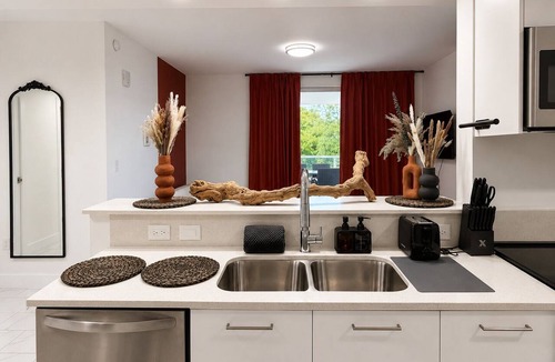 Parkside Apartment | Hollywood Luxury Gem - 3 king beds - pool - gym - near ocean