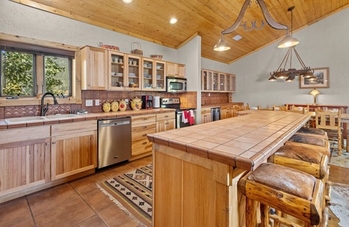 Red River Apartment | "Honey Haven on Main" Luxury Loft-Sleeps 8-In Town-Pet Friendly