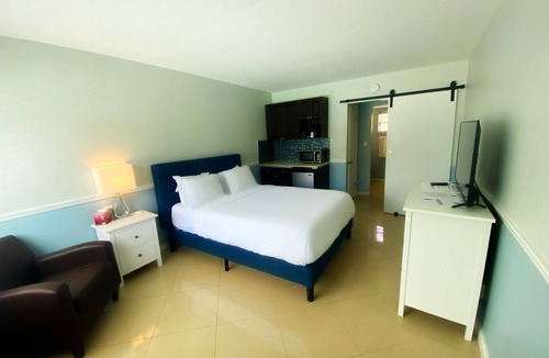 Deerfield Beach Hotel | Honu Cove (Age 16+)