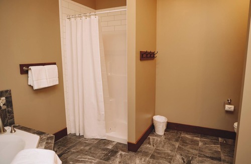 Dundee Cabin | Horse Haven Suite: Luxury Suite in Amish Country, Ohio.