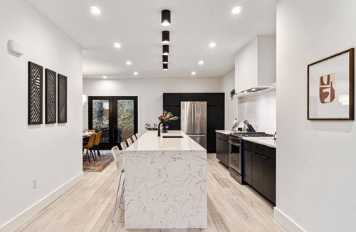 Central Northside Villa | ★ HostWise Stays ★ Botanic Haven| Fire Pit & Skyline Rooftop Views