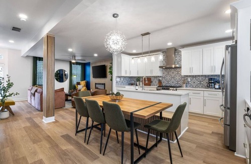 Central Northside House | ★ HostWise Stays ★ Entertainment Haven, Hot Tub & Family-Friendly