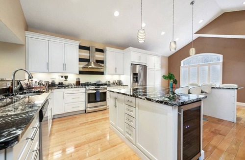 Mount Washington House | ★ HostWise Stays ★ Skyline Splendor w/Private Balconies & Game Room