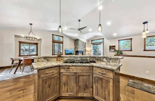 Country Club Estates Cabin | Hot Tub, Air Conditioning, Games, EV Charger