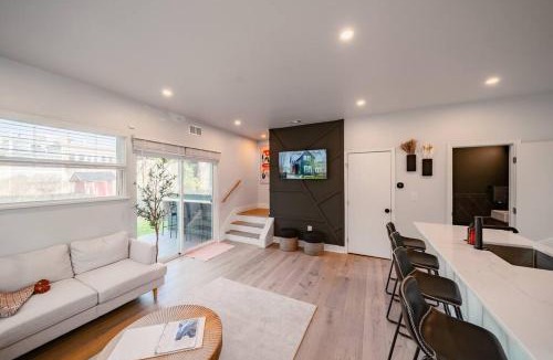 Detroit - Shoreway House | Hot Tub Amazing Location! Modern Ohio City Luxury 2 King Beds