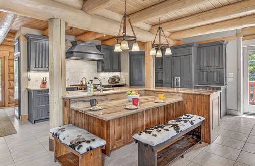 Dunkin Hill House | Hot Tub + Close to Downtown + Mtn Views - Twin Eagles Lodge