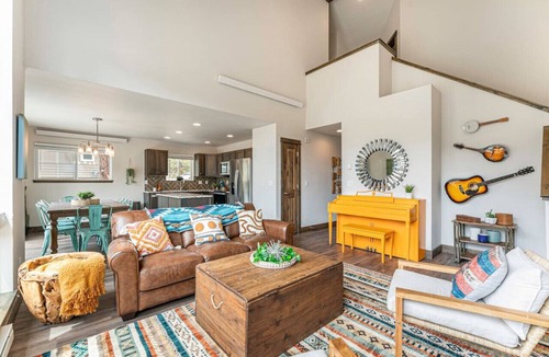 Estes Park Villa | Hot tub! Dogs OK! King Bed & Fireplace, Near Park