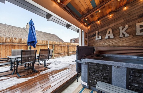 Grand Lake House | HOT TUB-Fast Wifi-8 beds <2 kings> 1 block to Lake-4 blocks to restaruants/shops