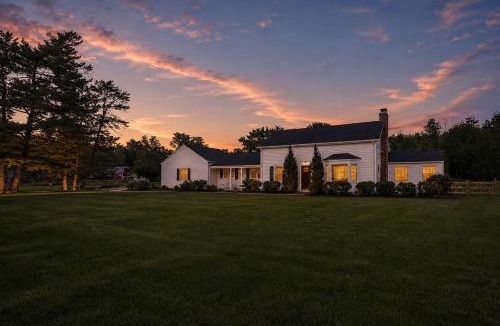 Novelty House | Hot Tub Fenced Yard Perfect Family Retreat Near Chagrin Falls