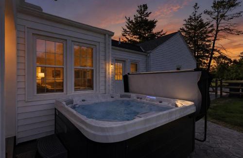 Novelty House | Hot Tub Fenced Yard Perfect Family Retreat Near Chagrin Falls