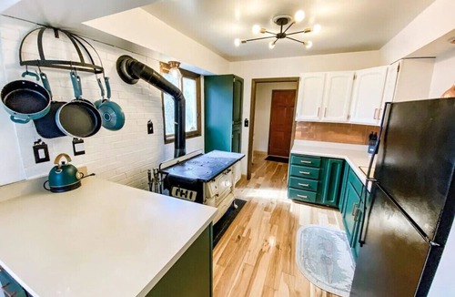 Alma House | Hot Tub + Fire Pit + Trails | Sleeps 8