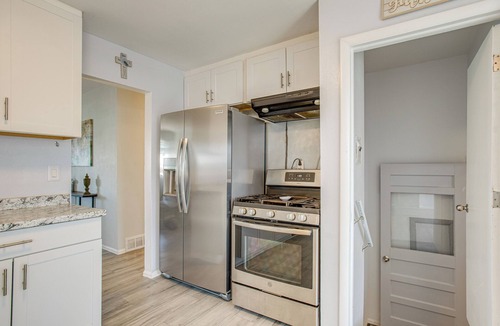 Dupont House | Hot Tub, Fire Pit! Group-Ready Stay Near Denver