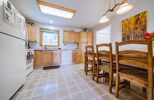Estes Park House | Hot Tub, Fireplace & Deck Near National Park