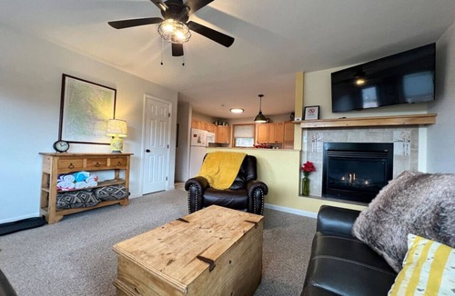 Estes Park House | Hot Tub, Fireplace & Deck Near National Park