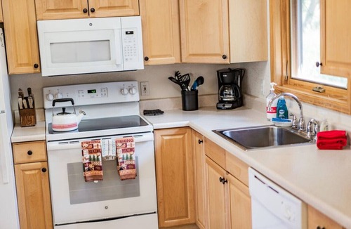 Estes Park House | Hot Tub, Fireplace & Deck Near National Park