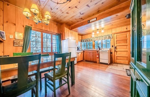 Estes Park Cabin | Hot Tub & Fireplace in 1925 Cabin, Minutes to RMNP