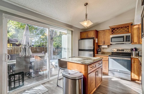 Foothill Green House | Hot Tub | King Bed | Garage | Fenced Yard | No Rug | 10 mins to Red Rocks