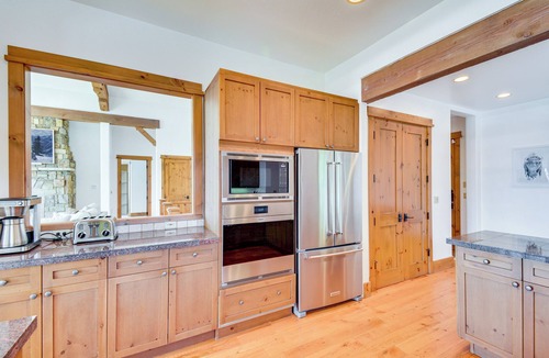 Edwards House | Hot Tub & Mtn-Views! Luxe Group Getaway in Edwards