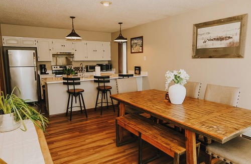Breckenridge Ski Chalet | Hot Tub + Mtn Views 5 Min to Town Sleeps 8 Peak 7 Retreat Dog Friendly
