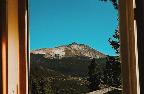 Breckenridge Ski Chalet | Hot Tub + Mtn Views 5 Min to Town Sleeps 8 Peak 7 Retreat Dog Friendly