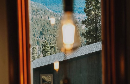 Breckenridge Ski Chalet | Hot Tub + Mtn Views 5 Min to Town Sleeps 8 Peak 7 Retreat Dog Friendly