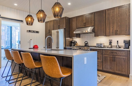 Silverthorne House | Hot Tub on Rooftop Deck - Mountain/River Views - Gym - EV Charger - 3 Kings