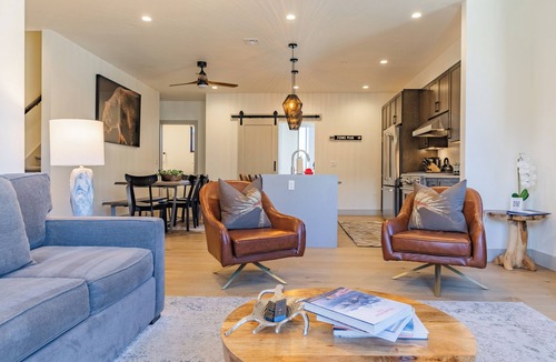 Silverthorne House | Hot Tub on Rooftop Deck - Mountain/River Views - Gym - EV Charger - 3 Kings