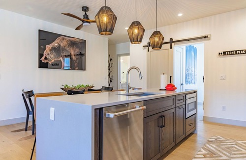 Silverthorne House | Hot Tub on Rooftop Deck - Mountain/River Views - Gym - EV Charger - 3 Kings