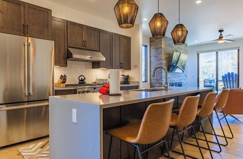 Silverthorne House | Hot Tub on Rooftop Deck - Mountain/River Views - Gym - EV Charger - 3 Kings