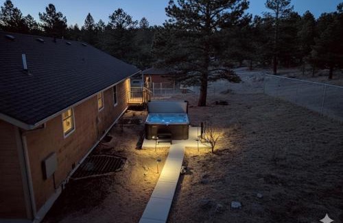 Estes Park House | Hot Tub! Pets Ok! Perfect Estes Park Getaway, Walk to Town 3 Kings!#3337