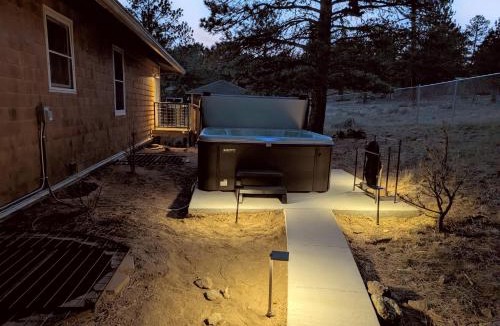 Estes Park House | Hot Tub! Pets Ok! Perfect Estes Park Getaway, Walk to Town 3 Kings!#3337