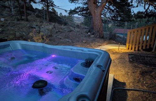 Estes Park House | Hot Tub! Pets Ok! Perfect Estes Park Getaway, Walk to Town 3 Kings!#3337