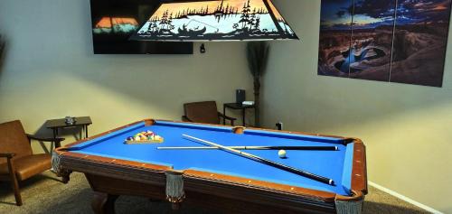 Page House | Hot Tub, Pool Table, Swing Sets, Theater, Kayaks
