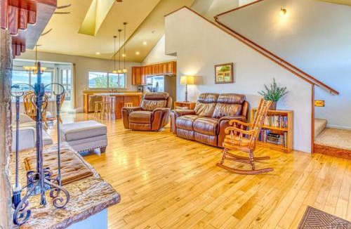 Colorado City House | Hot Tub Stunning Mountain Views Hillside Haven