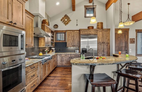 Fairmount On The River House | Hot Tub + Views + Ski Shuttle - Blue Skies at the Shores