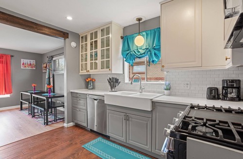 Dupont House | HotTub Theater Gameroom Outdoor PoolTable 420