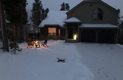 Three Peaks House | House 5 bedrooms, private hot tub, near ski areas, fire pit, views, max comfort!