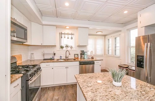 Cleveland House | Huge Cleveland Getaway! Jacuzzi, Pool Table, & Game Room. 5 Bed Home, Sleeps 15