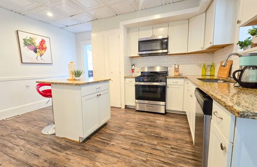 Cleveland House | Huge Cleveland Getaway! Jacuzzi, Pool Table, & Game Room. 5 Bed Home, Sleeps 15