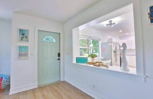 The Cove House | Huge Cove Home w Tiki and Spa+ Bikes, Minutes to Ocean